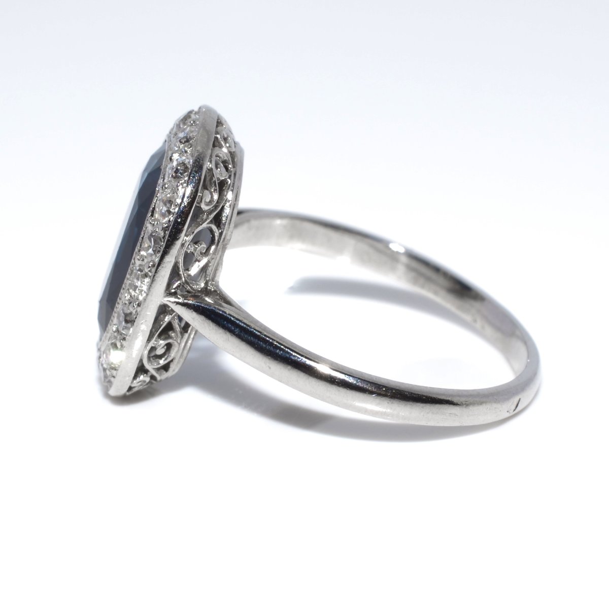 Bague Art Déco en saphir et entourage diamants-photo-3