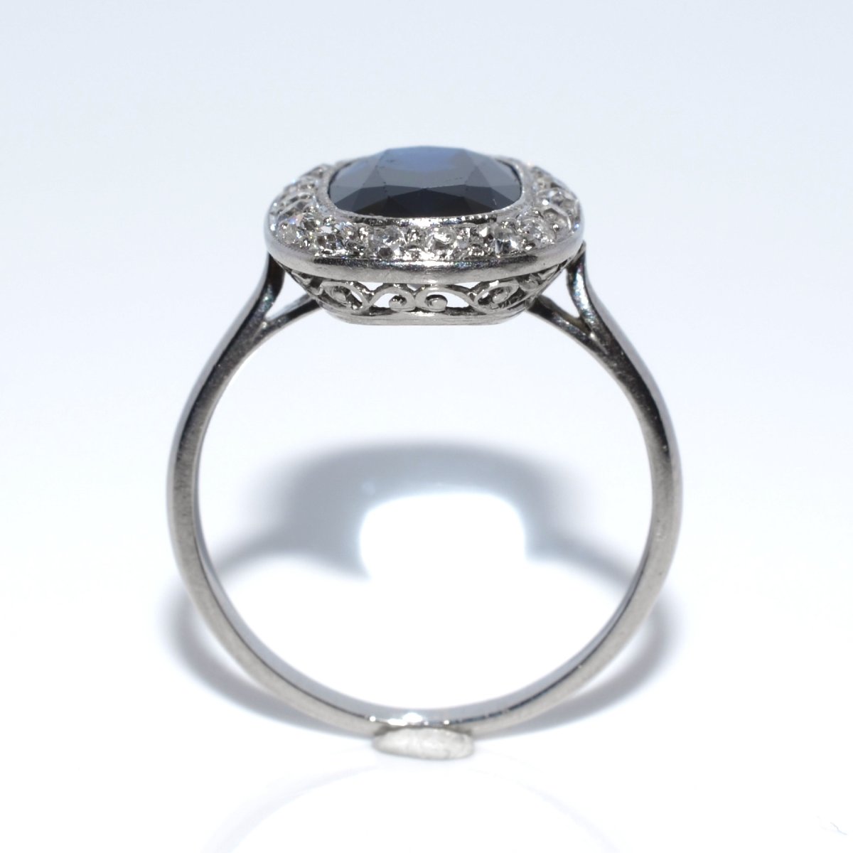 Bague Art Déco en saphir et entourage diamants-photo-4