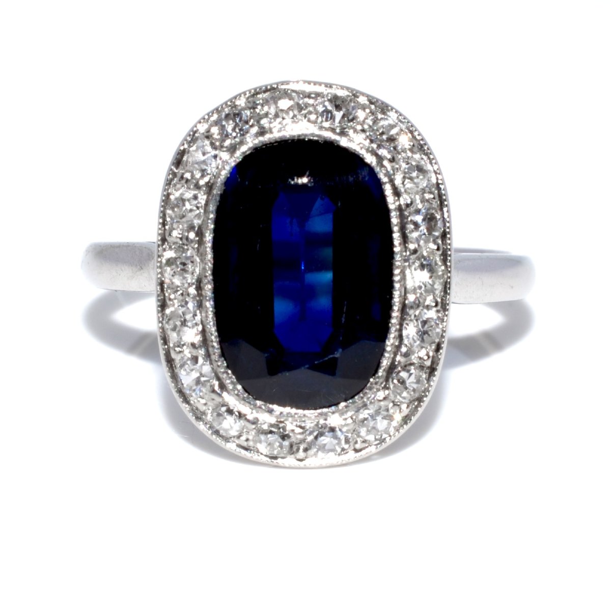 Bague Art Déco en saphir et entourage diamants