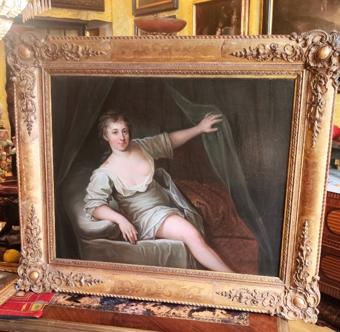 A Noblewoman Steps Out Of The Alcove-photo-2