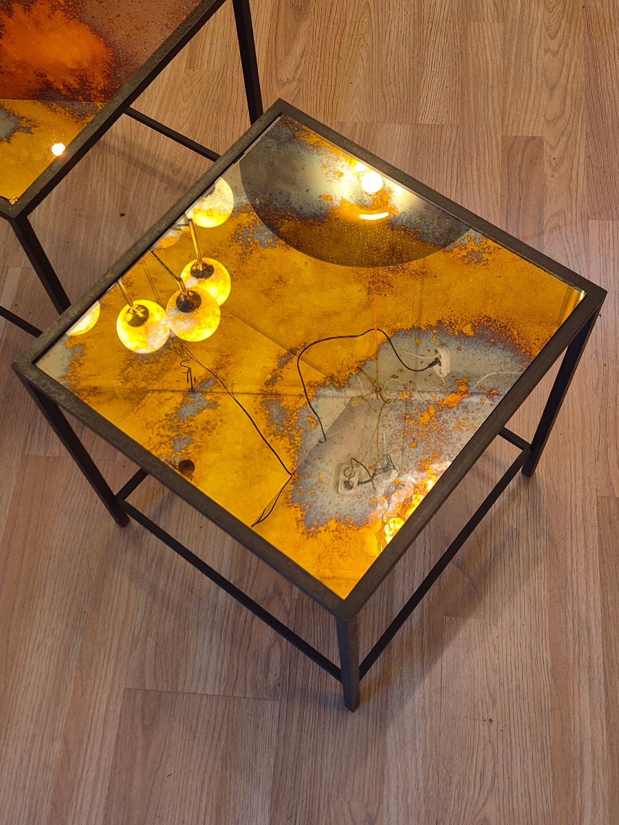 Paire de bouts de canapé designÉléga avec plateaux en verre moucheté , structure en fer martelé-photo-3