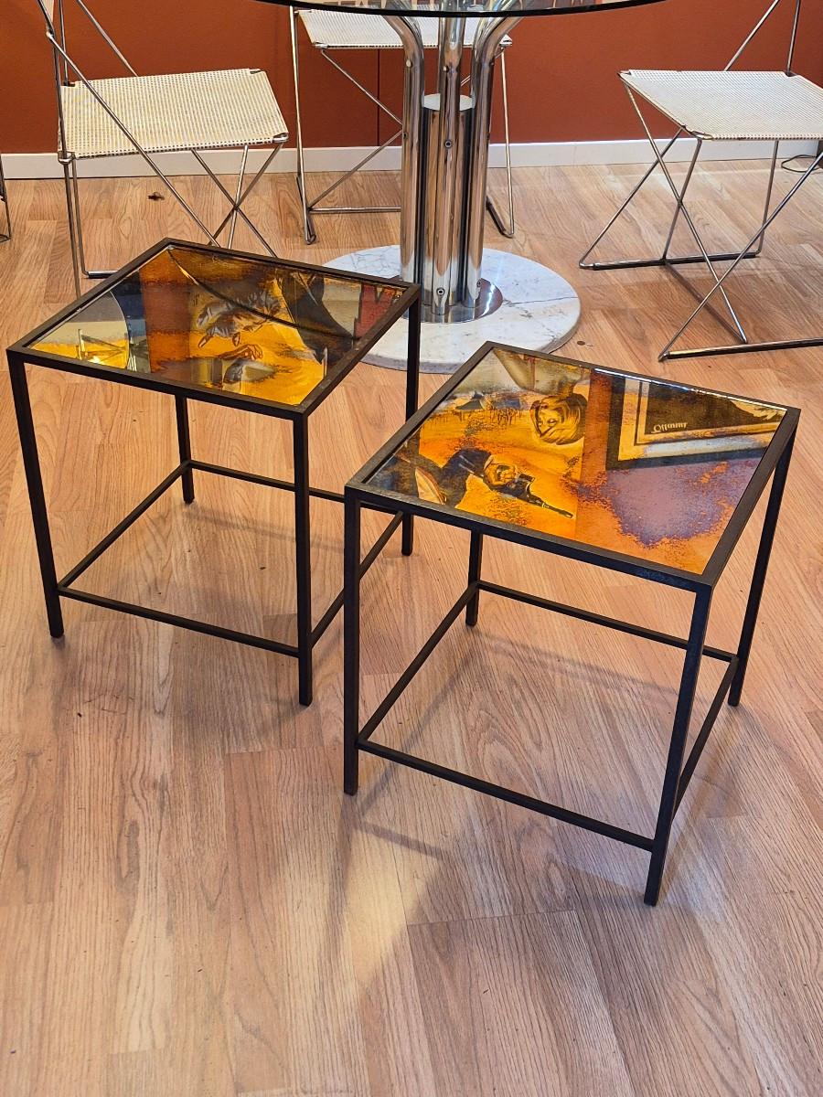 Paire de bouts de canapé designÉléga avec plateaux en verre moucheté , structure en fer martelé