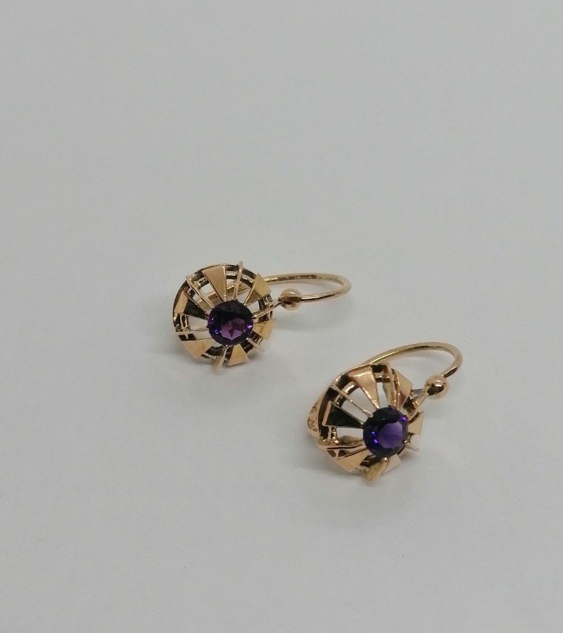 Paire De Boucles d'Oreilles En Or Rosé, Au Centre Améthystes Facettées, Vers 1900-20.