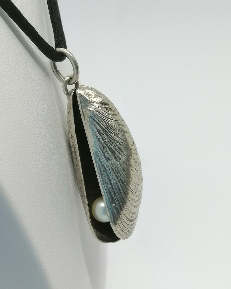 Solid Silver Pendant, In The Shape Of A Mussel With Its Cultured Pearl.-photo-4