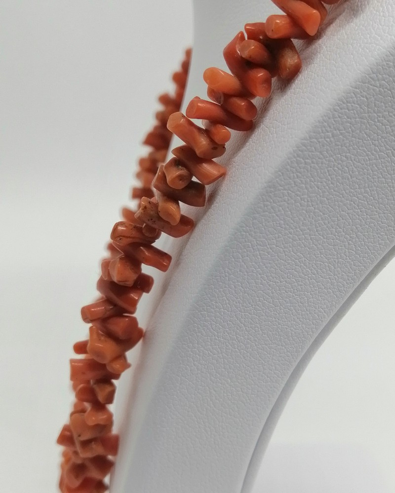 Collier fermoir or, et petits morceaux de branches de corail, vers 1900.-photo-3