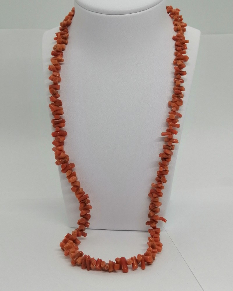 Collier fermoir or, et petits morceaux de branches de corail, vers 1900.