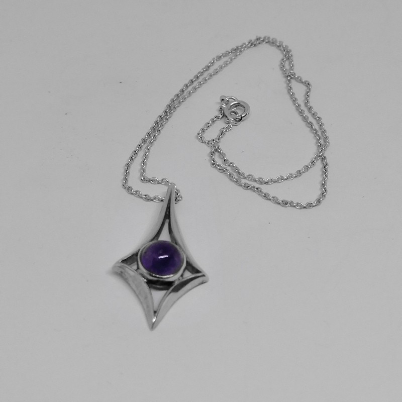 Chaîne et son pendentif argent, et cabochon d'améthyste naturelle, 1960-80.