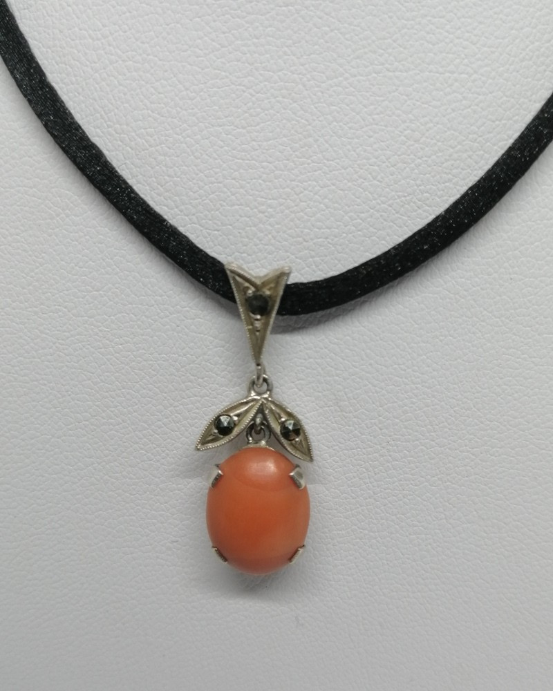Pendentif argent massif, marcasites et cabochon de corail, vers 1920.-photo-2