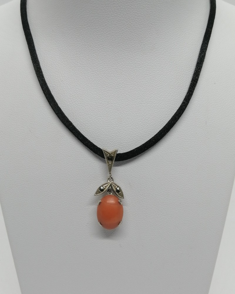 Pendentif argent massif, marcasites et cabochon de corail, vers 1920.