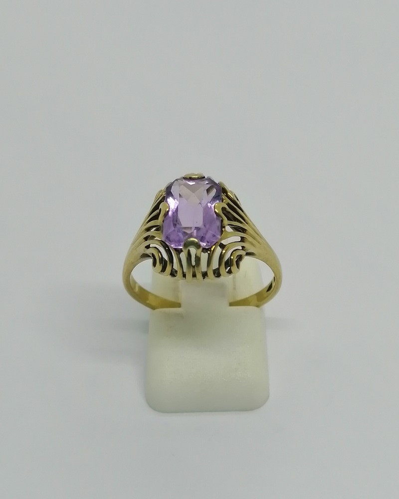 Bague alliage d'or 8ct, avec améthyste naturelle facettée, vers 1900-20.
