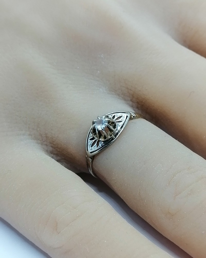 Bague en or, bicolore et ajourée, sertie saphir blanc, vers 1925, Art Déco.-photo-4