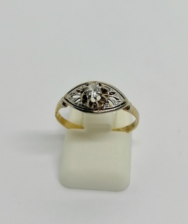 Bague en or, bicolore et ajourée, sertie saphir blanc, vers 1925, Art Déco.
