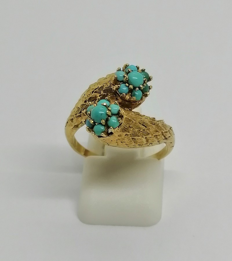 Bague or jaune, façon cornes d'abondances et sertie de turquoises, vers 1930-40.