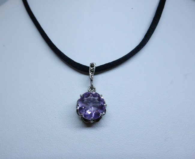 Pendentif argent avec améthyste ronde naturelle et facettée, marcasites, 1900-20.