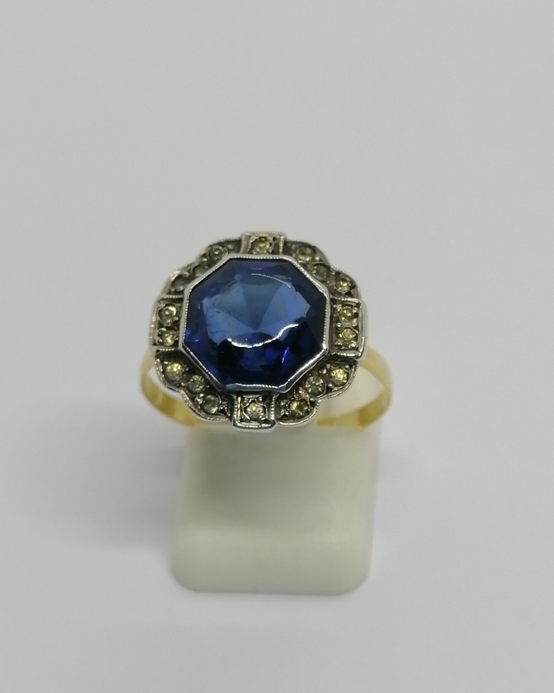 Bague or/argent, avec cabochon facetté en verre bleu, et pierre blanche, Art Déco vers 1925.