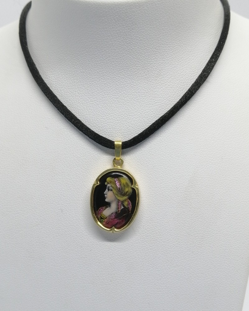 Pendentif or jaune, émail sur cuivre, portrait femme au ruban rose, Limoges signé, vers 1930-40