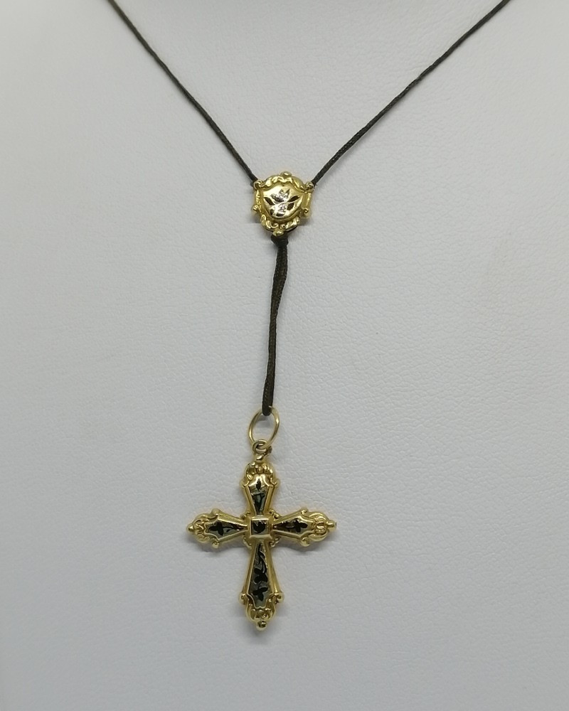 Petit collier en or, croix émaillée et monture en cheveux tressés, Epoque Empire,1809-1819.