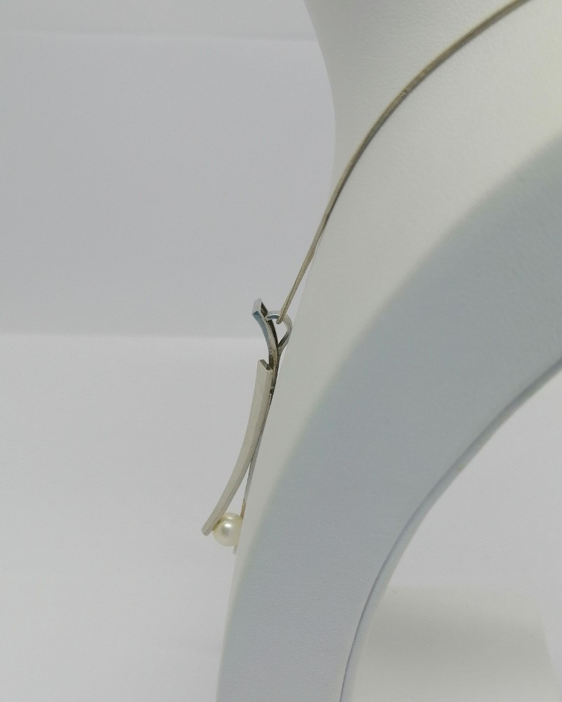 Silver Pendant With Hammered Motif And Cultured Pearl, And Chain, Signed Daniel Vior, Barcelona.-photo-2