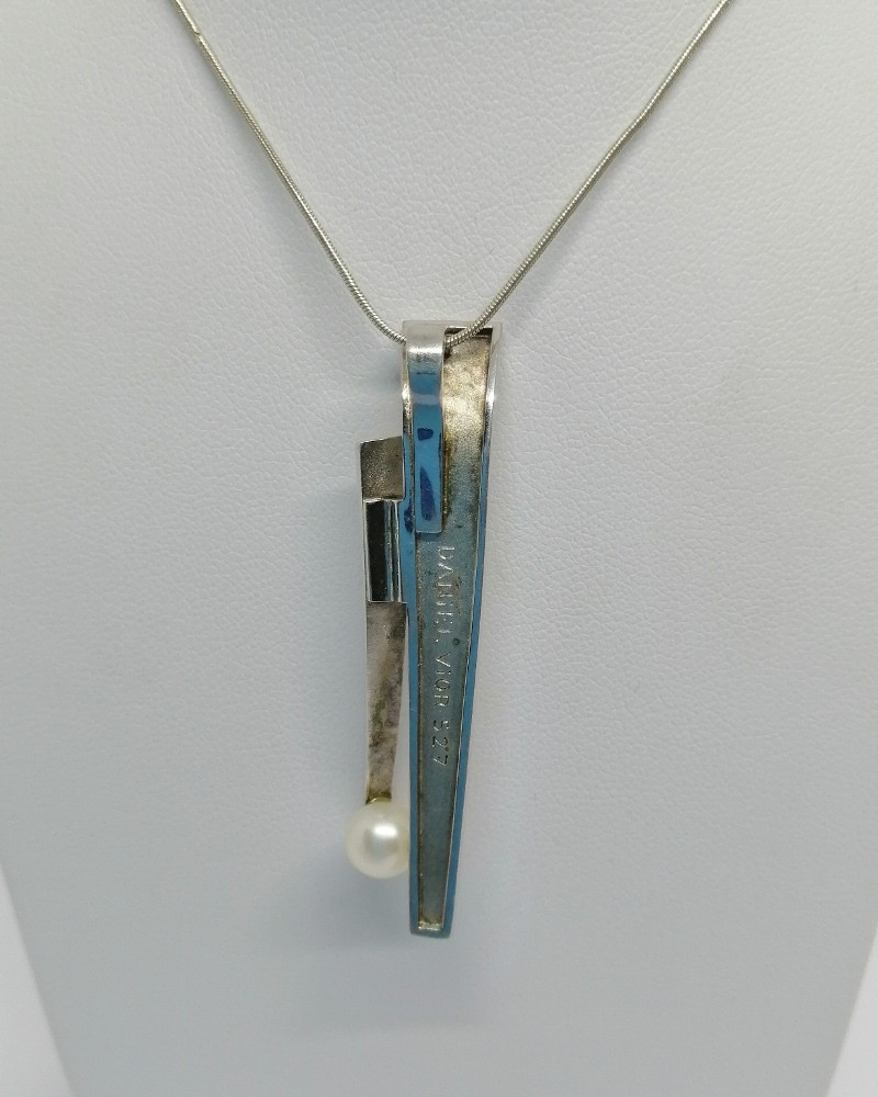Silver Pendant With Hammered Motif And Cultured Pearl, And Chain, Signed Daniel Vior, Barcelona.-photo-3
