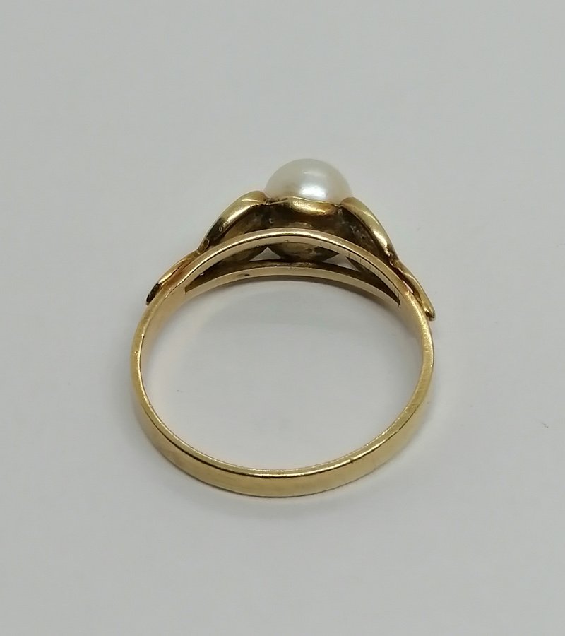 Bague en or jaune avec perle de culture naturelle. -photo-3
