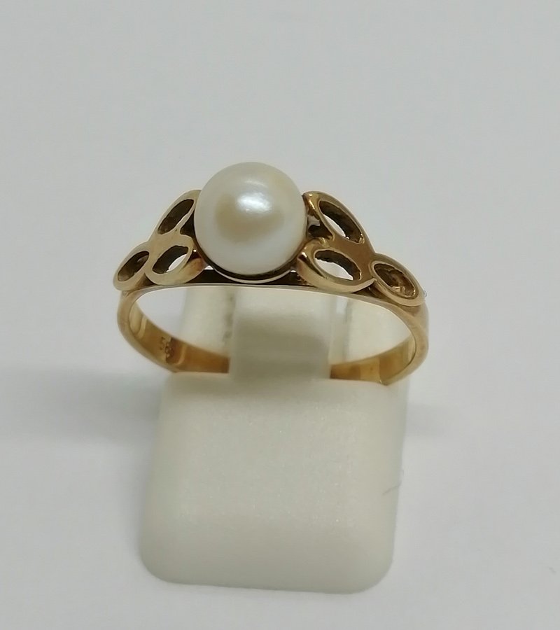 Bague en or jaune avec perle de culture naturelle. 