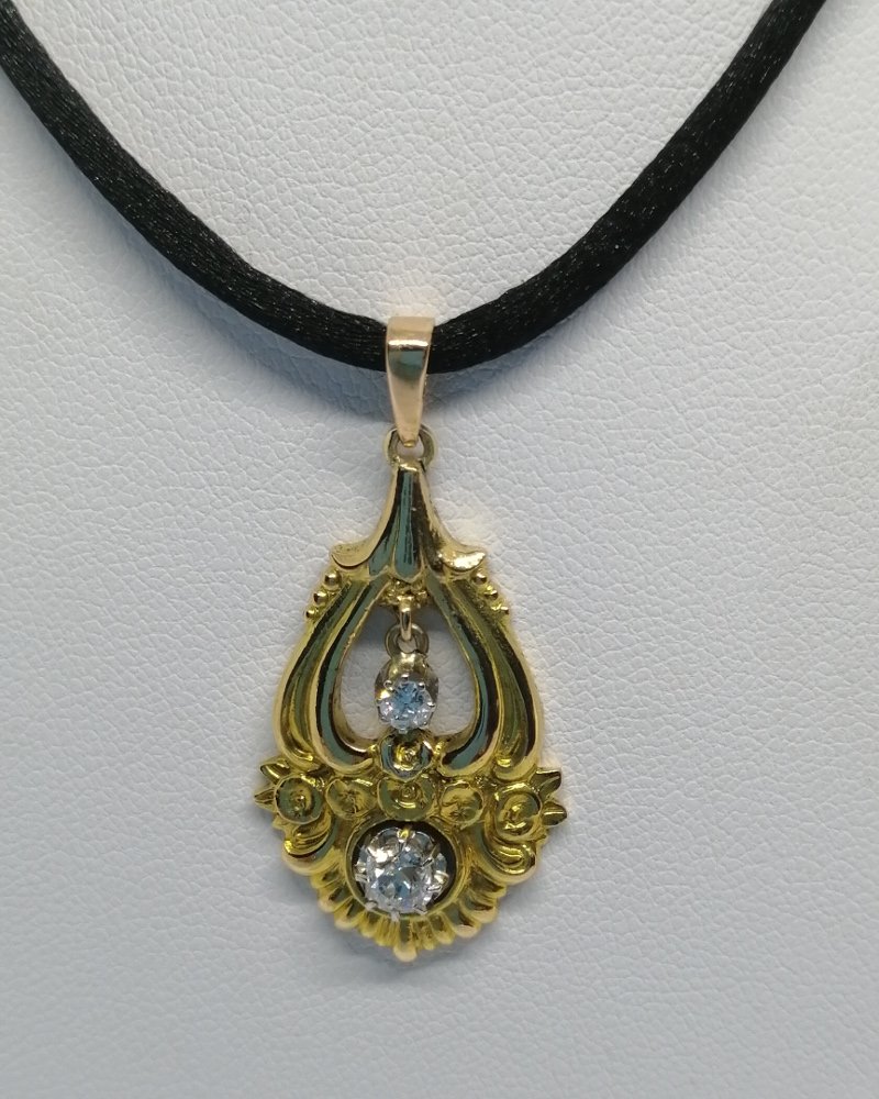 Pendentif en or jaune, avec pampille mobile et sertie de diamants taillés, vers 1900-20.-photo-2