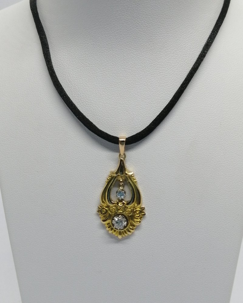 Pendentif en or jaune, avec pampille mobile et sertie de diamants taillés, vers 1900-20.