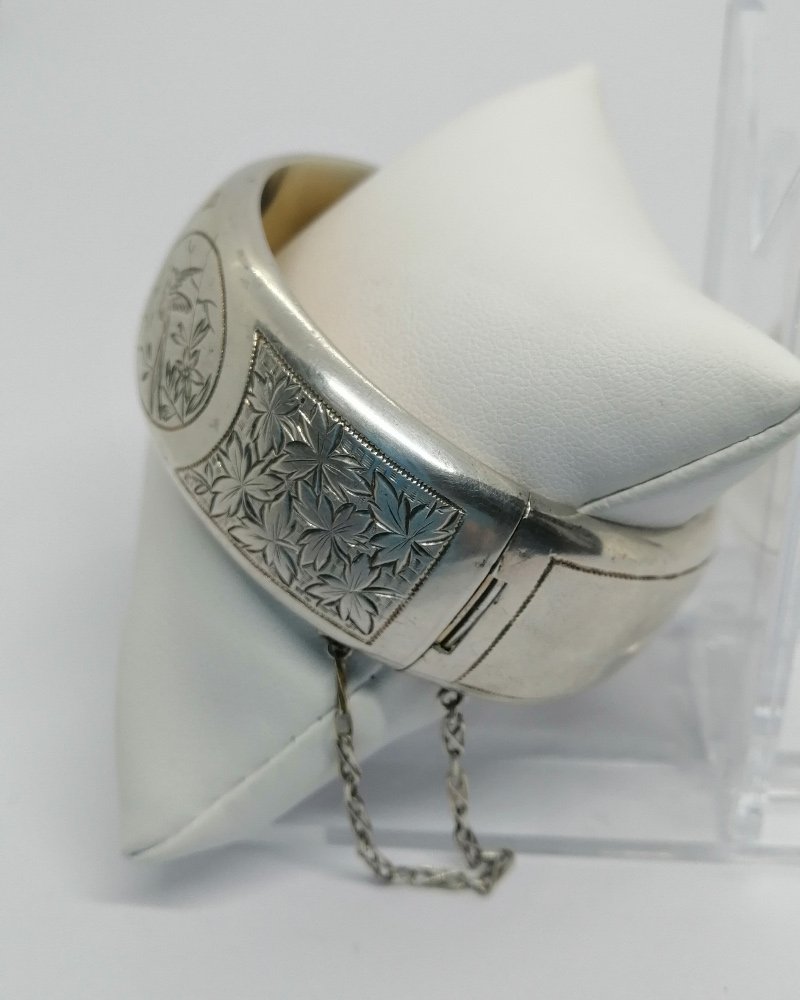 Bracelet argent, jonc arrondi avec décor oiseau et papillon, 1900, Art Nouveau.-photo-2