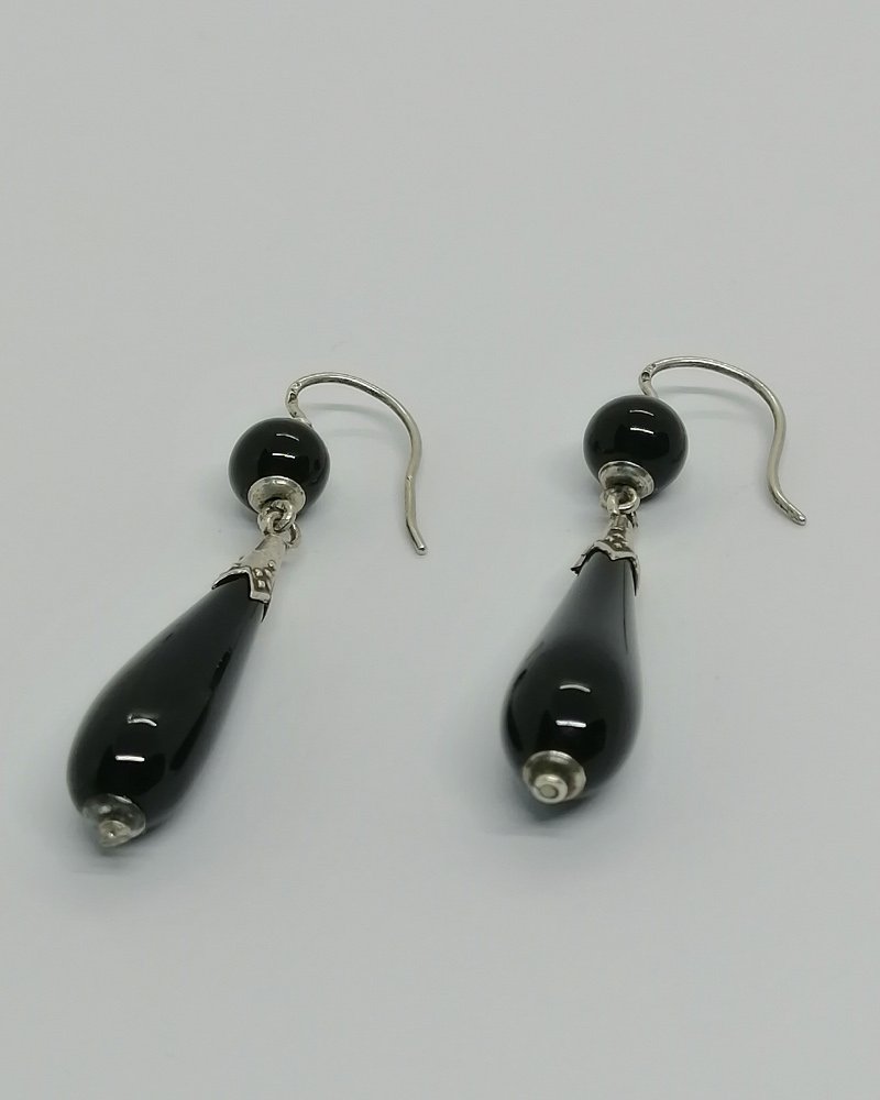 Boucles d'oreilles argent,  pendantes et pampilles en onyx, vers 1880-1900.