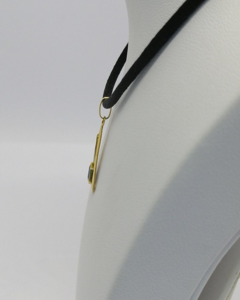 Petit pendentif en or jaune et gris avec saphir bleu synthétique, Art Déco vers 1925.-photo-3