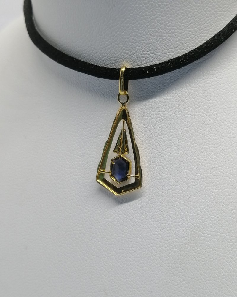 Petit pendentif en or jaune et gris avec saphir bleu synthétique, Art Déco vers 1925.-photo-4