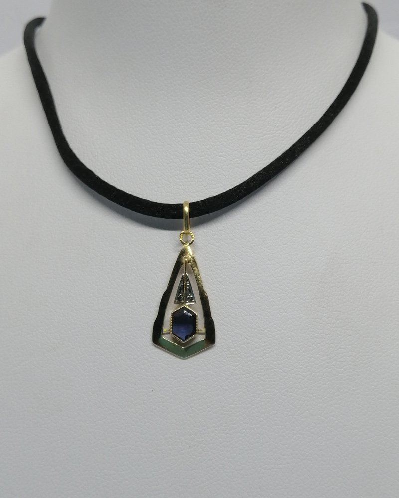 Petit pendentif en or jaune et gris avec saphir bleu synthétique, Art Déco vers 1925.