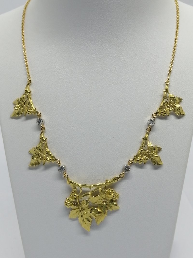 Collier en or jaune, motif de lierre, diamants taillés, rare modèle  Art Nouveau, 1880-1900.