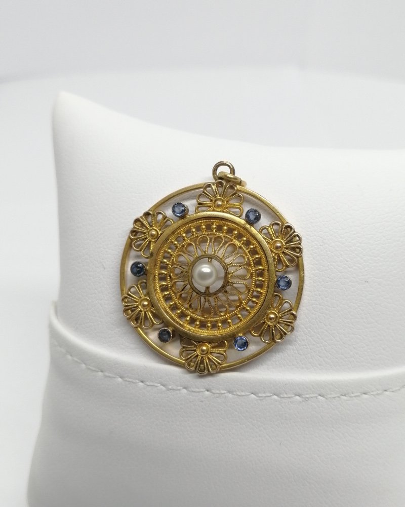 Pendentif plaqué or, ajouré, sertie de pierres bleu et perle d'imitation, 1925-30.