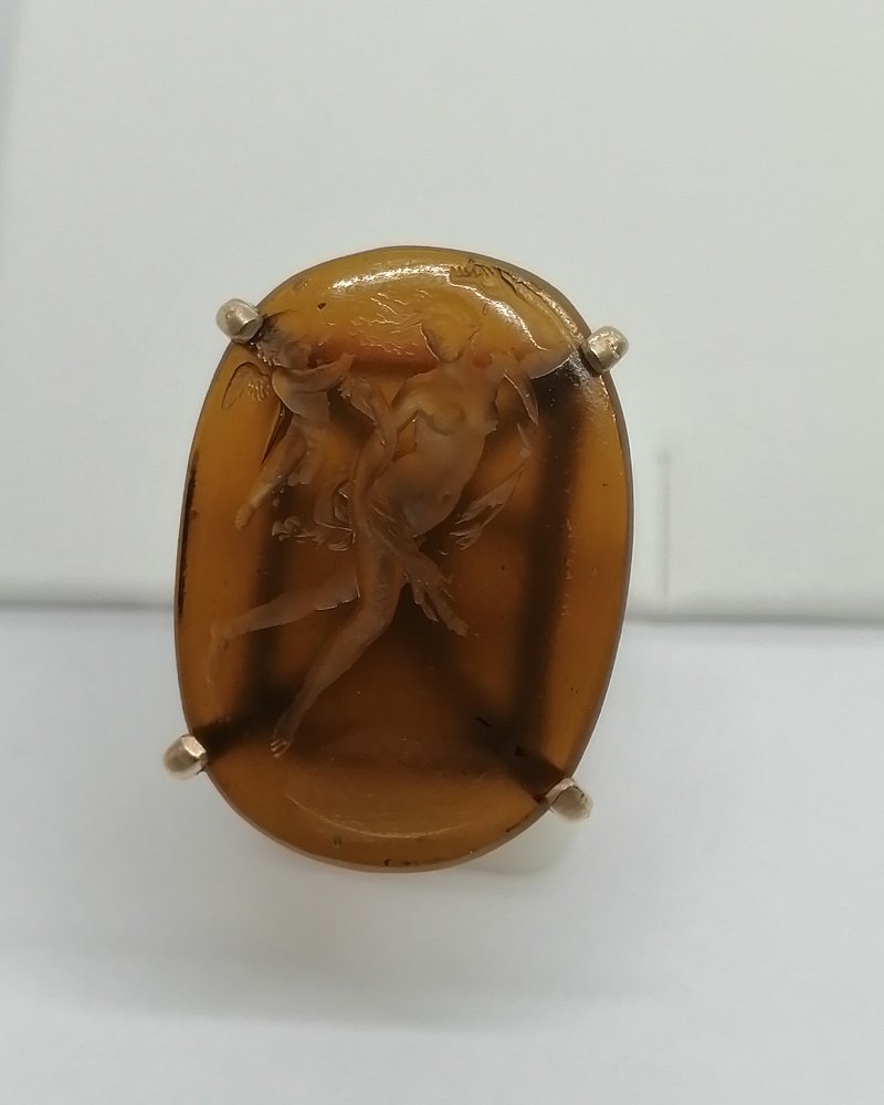 Bague en or, avec intaille en pâte de verre de couleur cornaline, vers 1940-50.