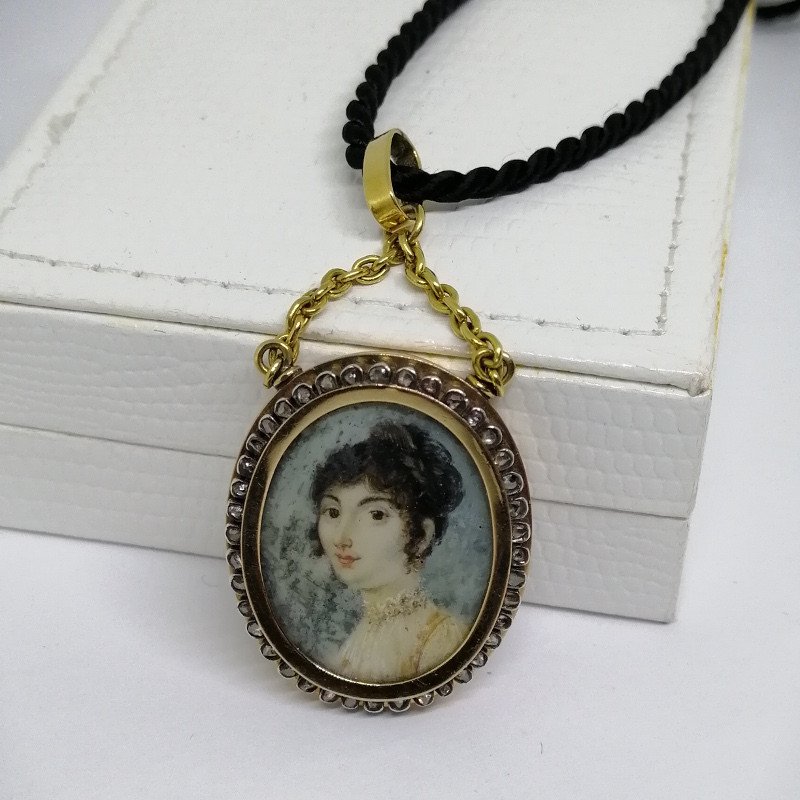 Pendentif En Or, jaune et rose,  Miniature Peinte, et entourage de roses diamants, vers 1860-80