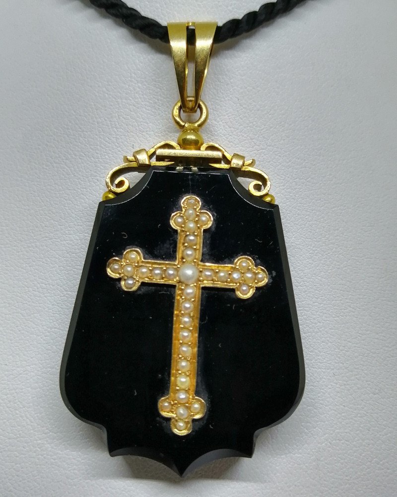 Large Pendant In Gold And Onyx With Fine Pearls.-photo-4