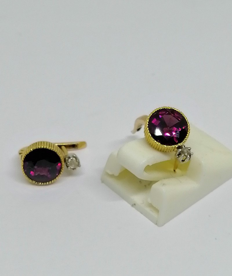 Pair Of Earrings In Yellow Gold, And Superb Garnets.