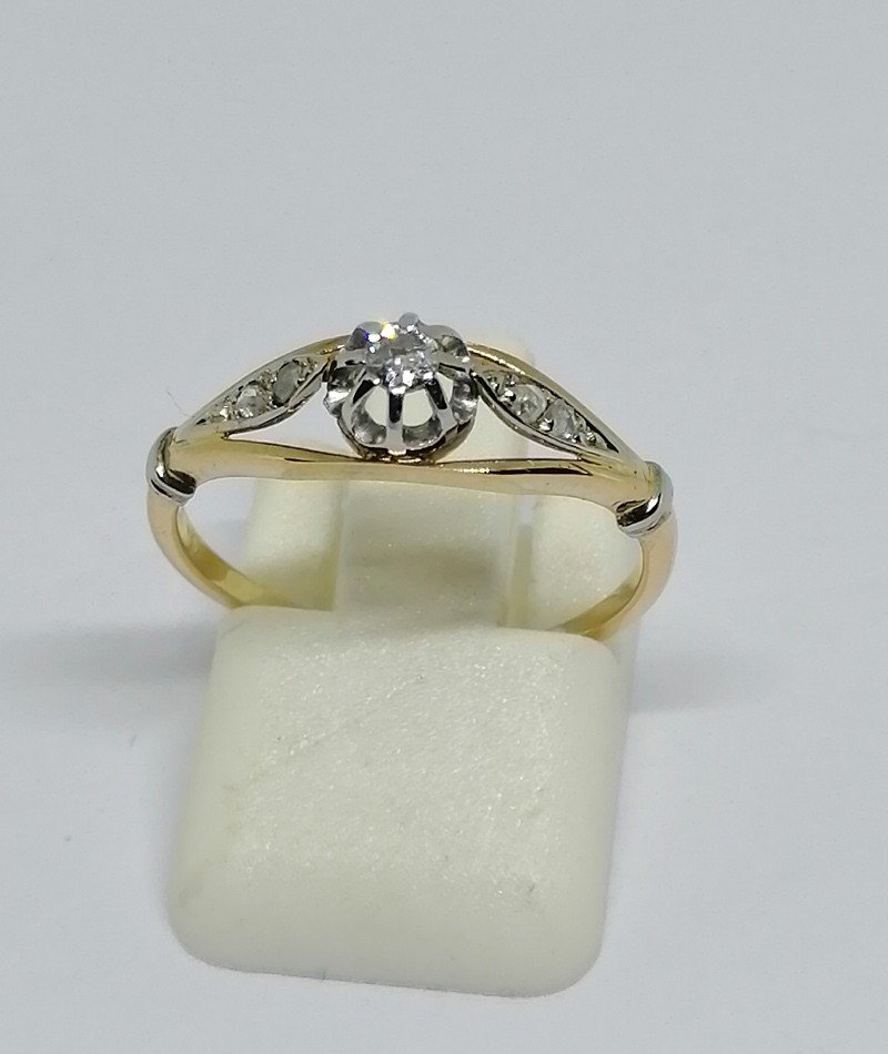 Bague En Or Bicolore, Avec Diamant Taillé Et Roses De Diamant.