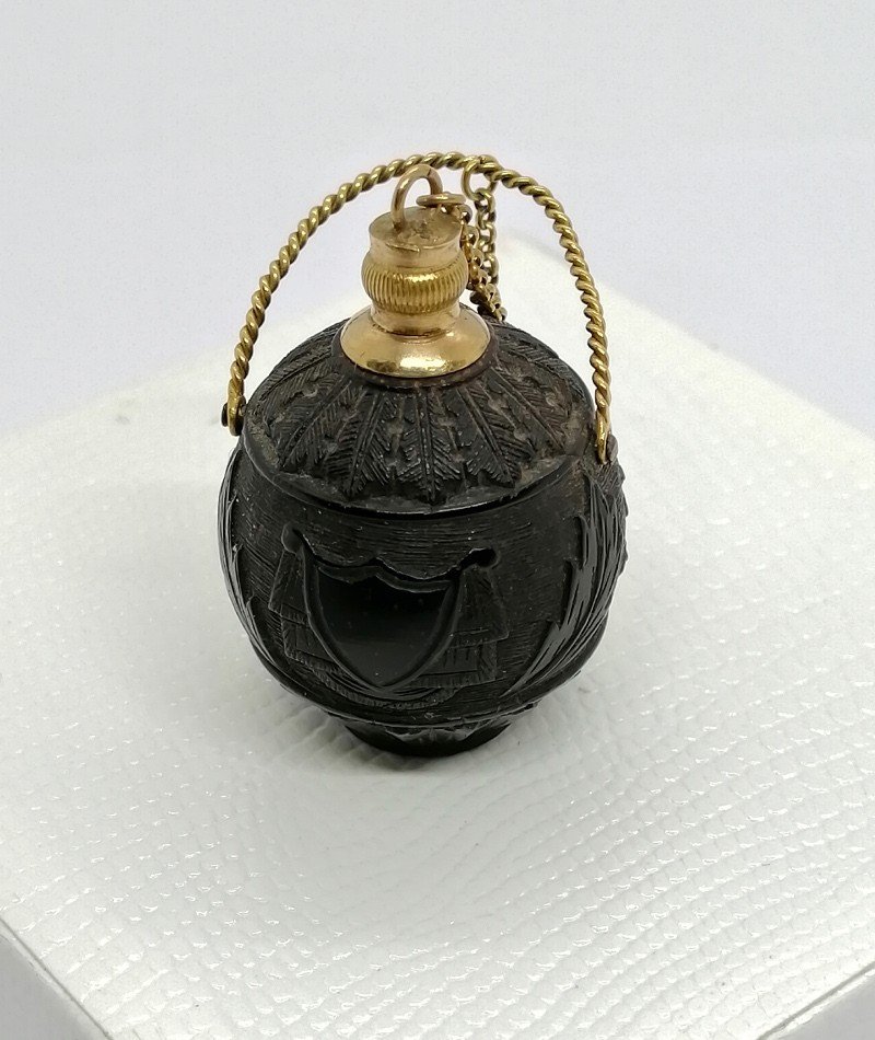 Poire à Poudre Miniature, Noix Sculptée, Travail De Bagnard, d'époque 1819, Monture Or, Rare.