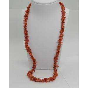 Collier fermoir or, et petits morceaux de branches de corail, vers 1900.
