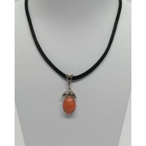 Pendentif argent massif, marcasites et cabochon de corail, vers 1920.