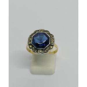Bague or/argent, avec cabochon facetté en verre bleu, et pierre blanche, Art Déco vers 1925.