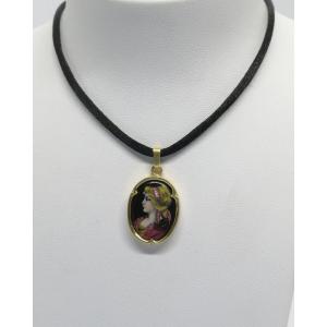 Pendentif or jaune, émail sur cuivre, portrait femme au ruban rose, Limoges signé, vers 1930-40
