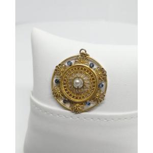 Pendentif plaqué or, ajouré, sertie de pierres bleu et perle d'imitation, 1925-30.