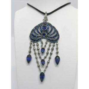 Pendentif argent, entièrement pavé de pierre bleu, et pavage de marcasites, vers 1880.