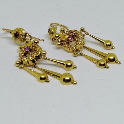 Dangling Gold Earrings With Amethysts.
