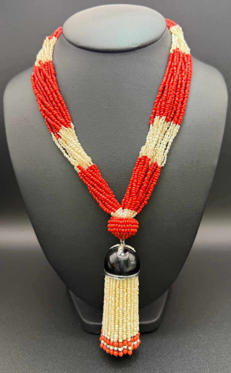 Important sautoir en perles et corail.