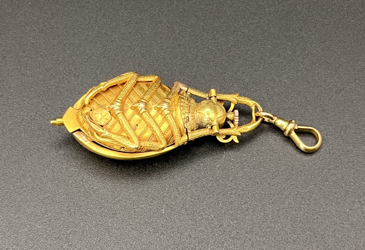 Pendentif-montre en or jaune 18k – Fin XIXe – Signé “A”. -photo-4