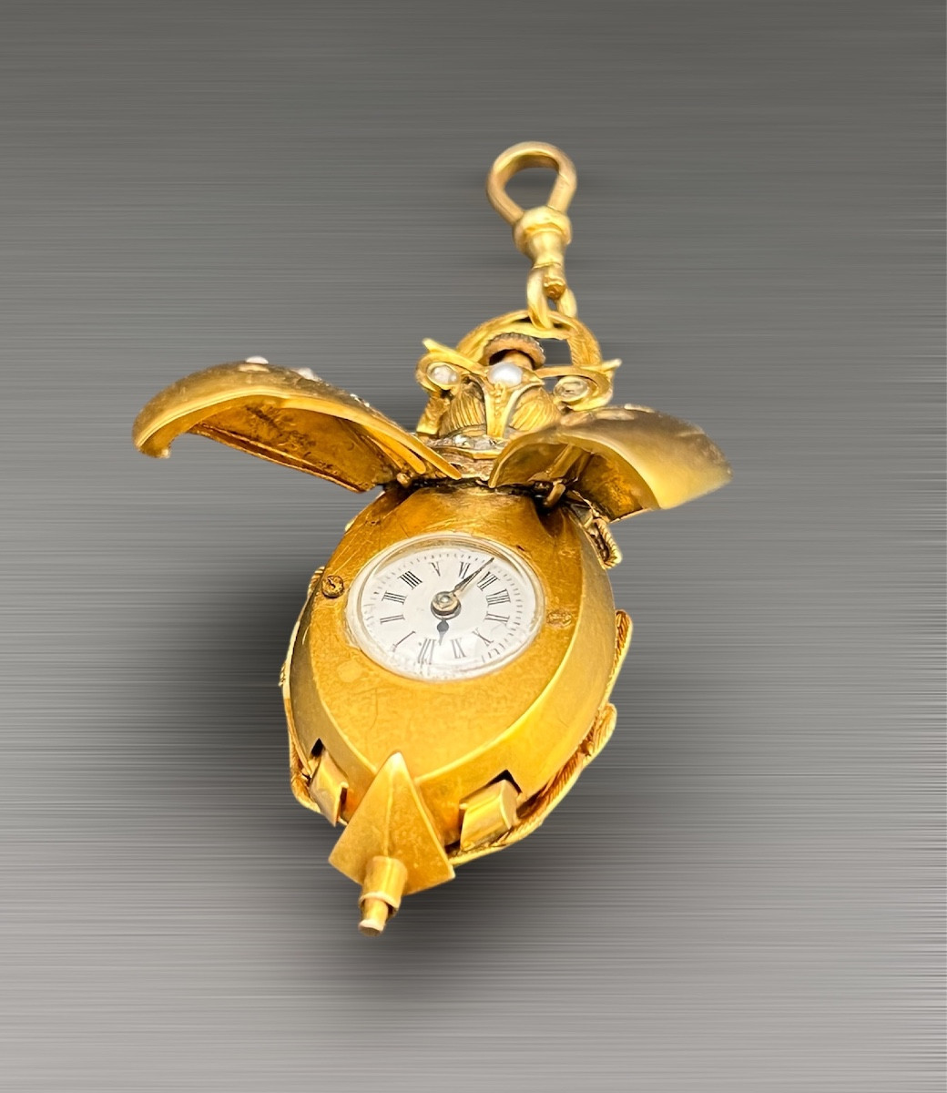 Pendentif-montre en or jaune 18k – Fin XIXe – Signé “A”. 